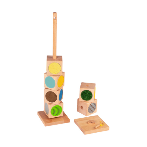 Кула от тактилни дървени кубчета