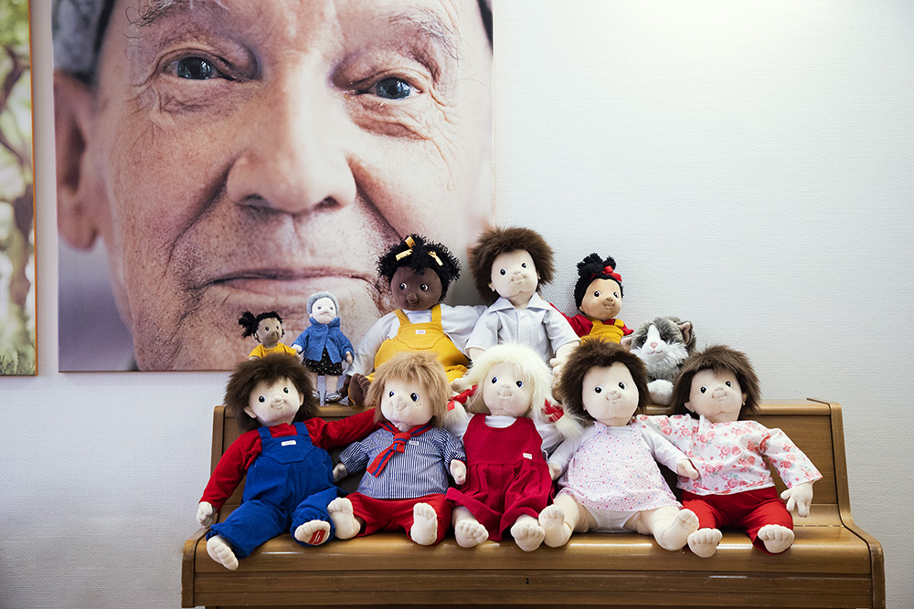 Терапия с емпатични кукли при хора с деменция