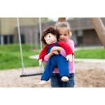 Емпатична кукла с изразително лице, поддържа пряк зрителен контакт, усеща се като истинско бебе, с реалистични полови белези.