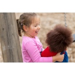 Емпатична кукла с изразително лице, поддържа пряк зрителен контакт, усеща се като истинско бебе, с реалистични полови белези.