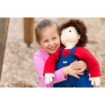 Емпатична кукла с изразително лице, поддържа пряк зрителен контакт, усеща се като истинско бебе, с реалистични полови белези.