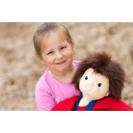 Емпатична кукла с изразително лице, поддържа пряк зрителен контакт, усеща се като истинско бебе, с реалистични полови белези.