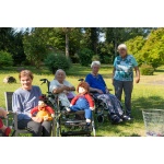 Емпатична кукла с изразително лице, поддържа пряк зрителен контакт, усеща се като истинско бебе, с реалистични полови белези.