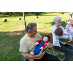 Емпатична кукла с изразително лице, поддържа пряк зрителен контакт, усеща се като истинско бебе, с реалистични полови белези.