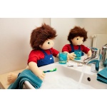 Емпатична кукла с изразително лице, поддържа пряк зрителен контакт, усеща се като истинско бебе, с реалистични полови белези.