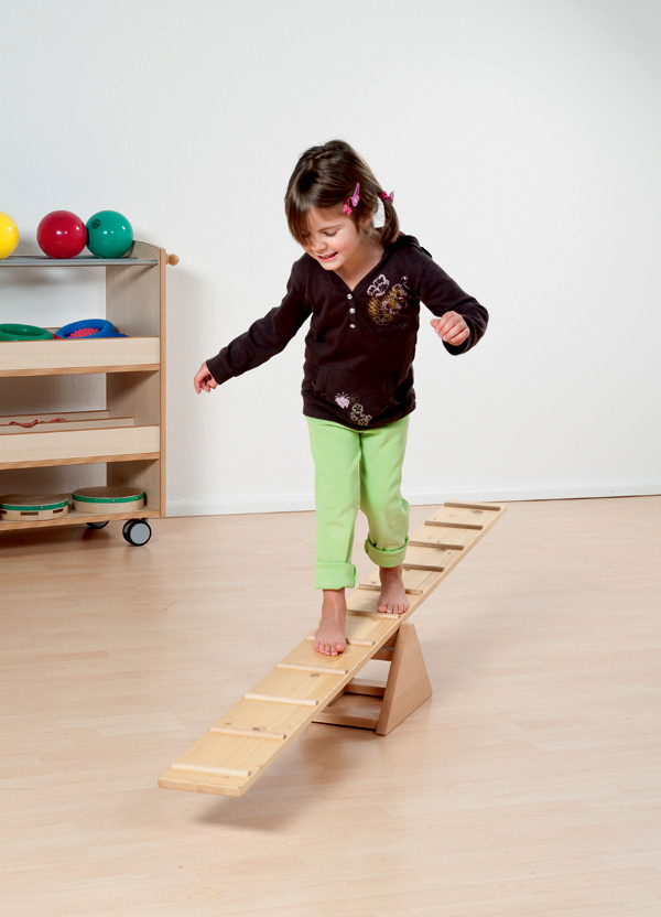 mzz3kksmxlkbtzuycwixr2ghaxqefgyhthbqdxqf.jpg Дървена люлка везна - съоръжение за игра на закрито