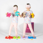 Тактилна мемори игра за пода – комплект от 12 релефни пъзел елемента, мини версии, ключодържатели и превръзка за очи. Развива внимание, памет, сетивност и координация при деца.