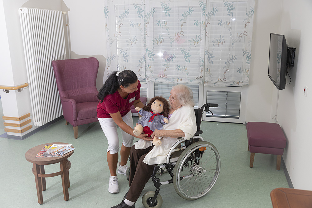 Терапия с емпатични кукли при хора с деменция