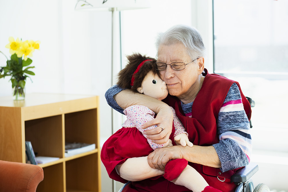 Терапия с емпатични кукли при хора с деменция