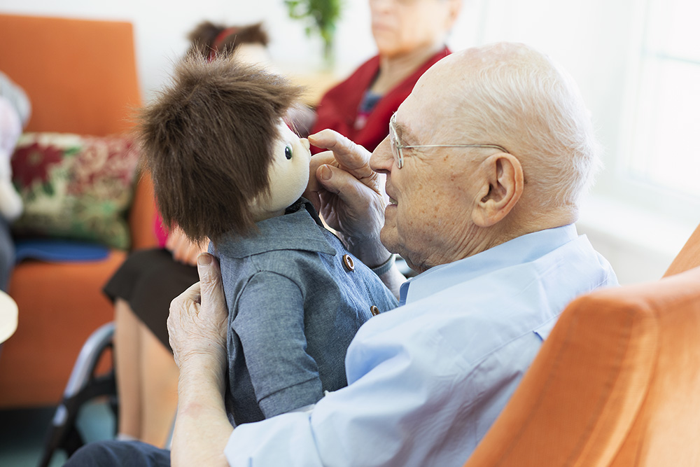 Терапия с емпатични кукли при хора с деменция