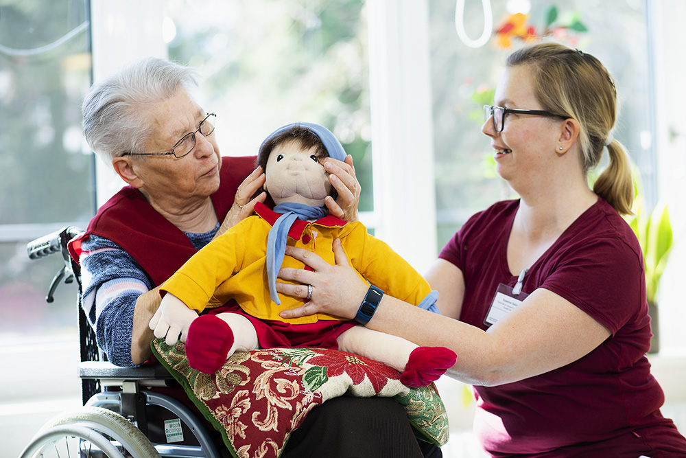 Терапия с емпатични кукли при хора с деменция