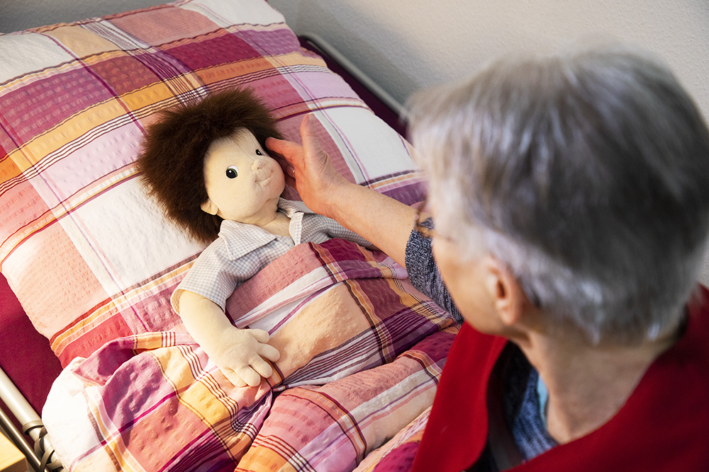 Терапия с емпатични кукли при хора с деменция