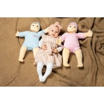 Емпатична кукла с изразително лице, поддържа пряк зрителен контакт, усеща се като истинско бебе, с реалистични полови белези.