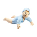 Емпатична кукла с изразително лице, поддържа пряк зрителен контакт, усеща се като истинско бебе, с реалистични полови белези.