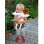 Емпатична кукла с изразително лице, поддържа пряк зрителен контакт, усеща се като истинско бебе, с реалистични полови белези.