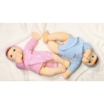 Емпатична кукла с изразително лице, поддържа пряк зрителен контакт, усеща се като истинско бебе, с реалистични полови белези.