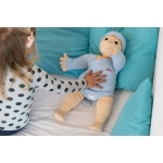 Емпатична кукла с изразително лице, поддържа пряк зрителен контакт, усеща се като истинско бебе, с реалистични полови белези.