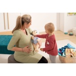 Емпатична кукла с изразително лице, поддържа пряк зрителен контакт, усеща се като истинско бебе, с реалистични полови белези.