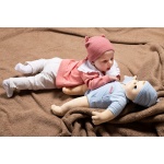 Емпатична кукла с изразително лице, поддържа пряк зрителен контакт, усеща се като истинско бебе, с реалистични полови белези.