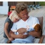 Емпатична кукла с изразително лице, поддържа пряк зрителен контакт, усеща се като истинско бебе, с реалистични полови белези.