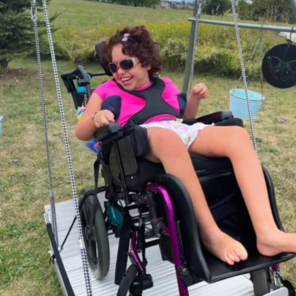 mzz3kksmxlkbtzuycwixr2ghaxqefgyhtx9tbxgf.jpg Люлка за инвалидна количка с включена метална рамка