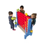 Голяма цветна версия на играта Печелившата четворка с червена решетка и дискове в жълт, зелен и червен цвят, поставена на синя стойка, подходяща за игра на открито и закрито.