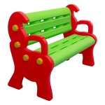 Детска двойна пластмасова пейка в ярки цветове с облегалка и подлакътници, подходяща за вътрешна и външна употреба.